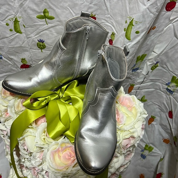 💜 Old Navy sliver 🥾 boots 👢 size 5 - Picture 1 of 5